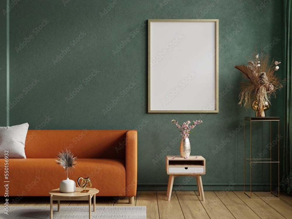 暗绿色家居室内的实体海报框架，配有皮沙发。