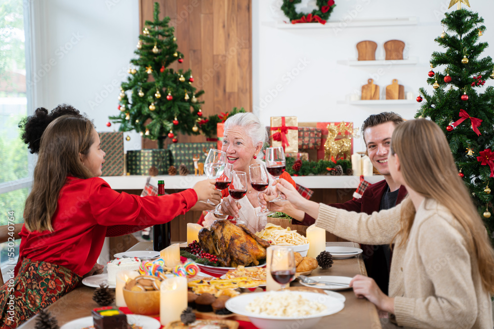 圣诞快乐，快乐的一家人在家吃晚饭，庆祝节日和团聚，快乐Ne