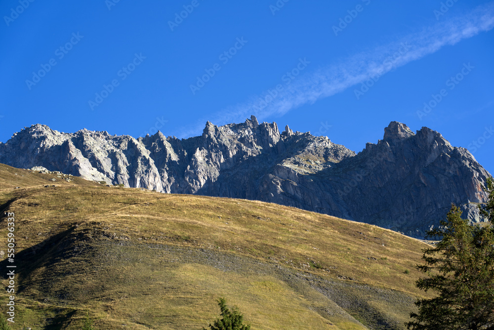 在阳光明媚的晚些时候，位于瑞士阿尔卑斯山乌里州的瑞士山谷Urserental的风景