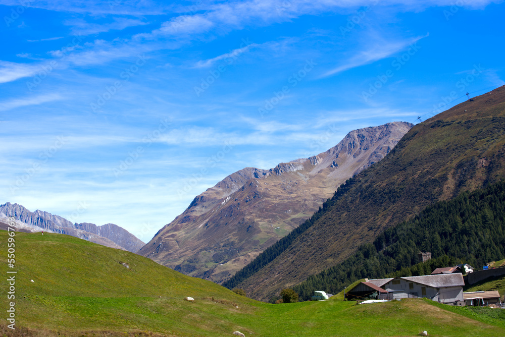 在一个阳光明媚的年代末，位于瑞士阿尔卑斯山乌里州的瑞士山谷Urserental的风景