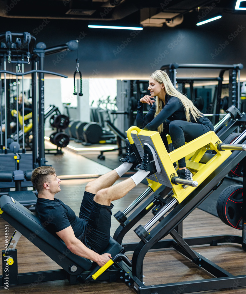 强壮的运动型情侣在健身房训练。在健身房锻炼运动型生活方式。