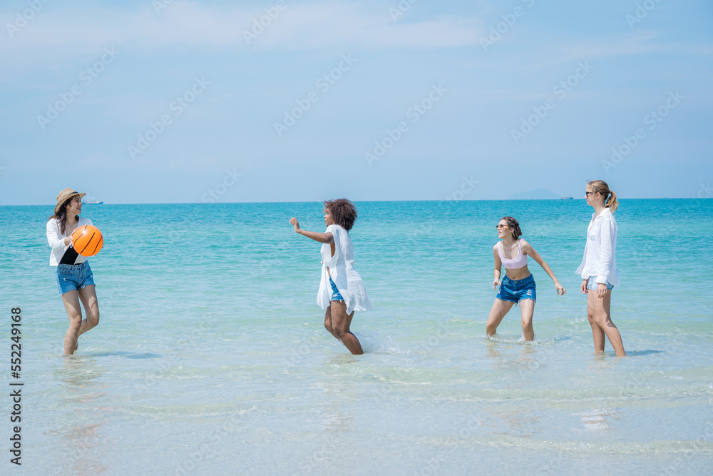 一群年轻女子一起在海滩上玩得很开心。有魅力的女性朋友感觉很开心