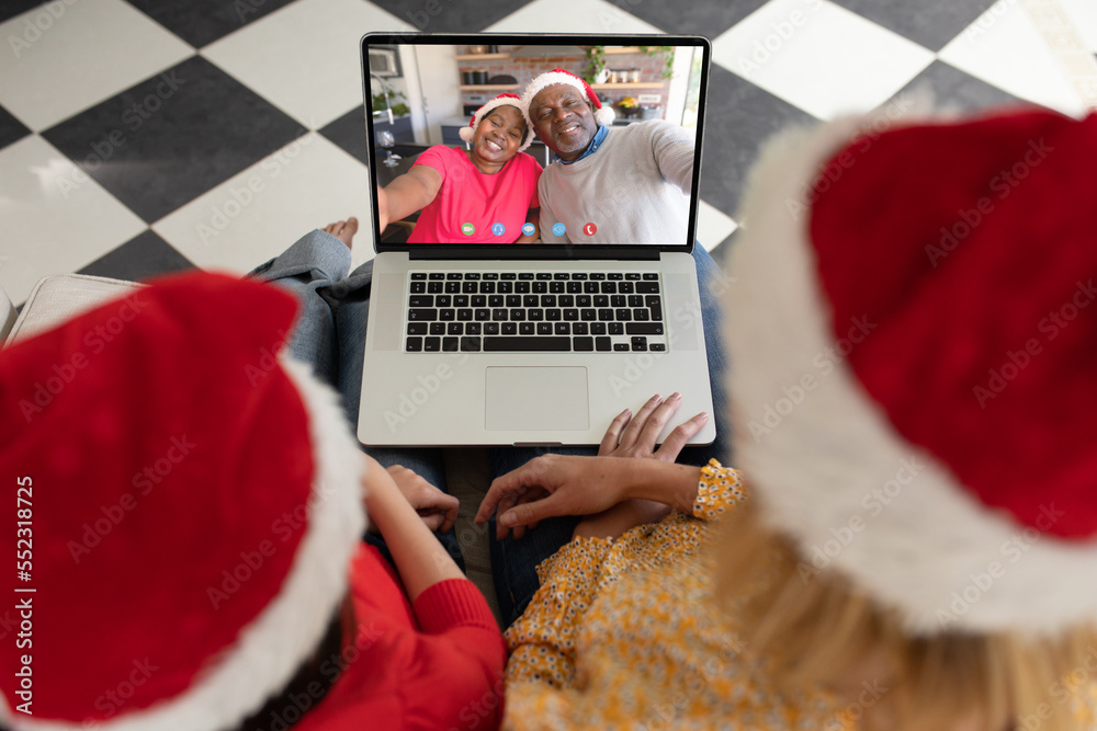 高加索母女与一对非洲裔美国高级夫妇进行圣诞视频通话
