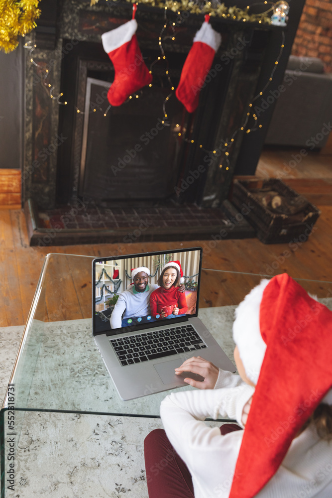 高加索女子与不同情侣进行圣诞视频通话