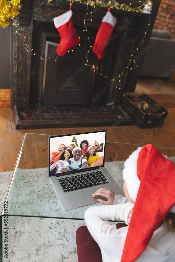高加索女性与不同人群进行圣诞视频通话