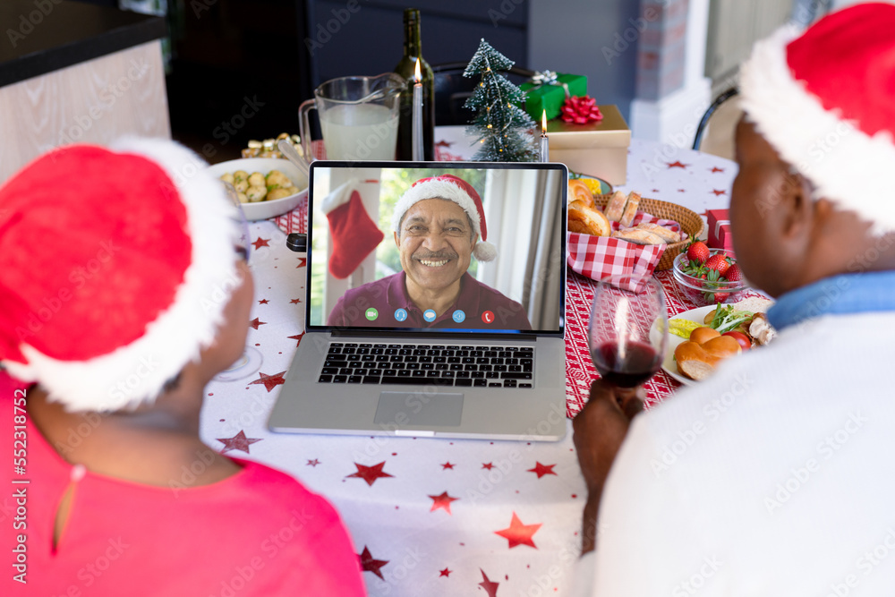 一对资深非裔美国夫妇与一位资深混血男子进行圣诞视频通话