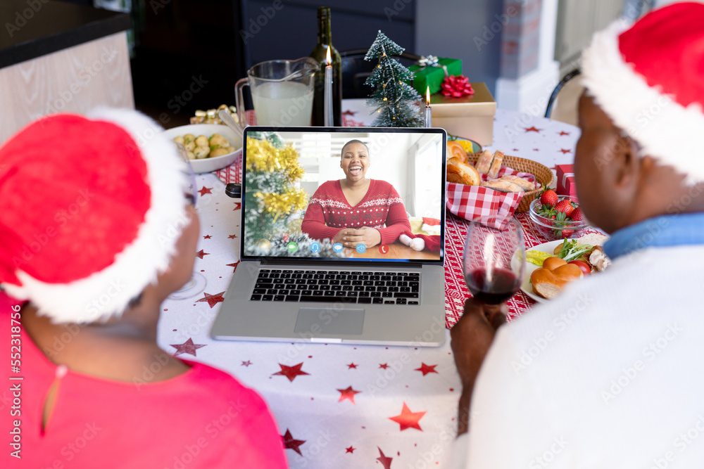 一对老年非裔美国夫妇与一名非裔美国妇女进行圣诞视频通话
