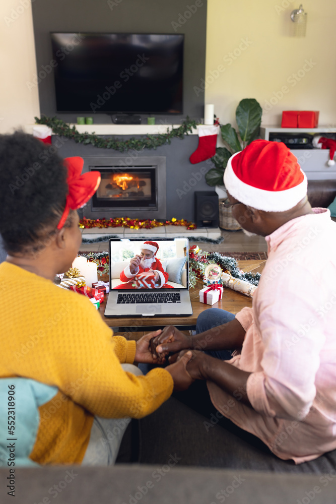 一对资深非裔美国夫妇与资深混血男子进行圣诞视频通话