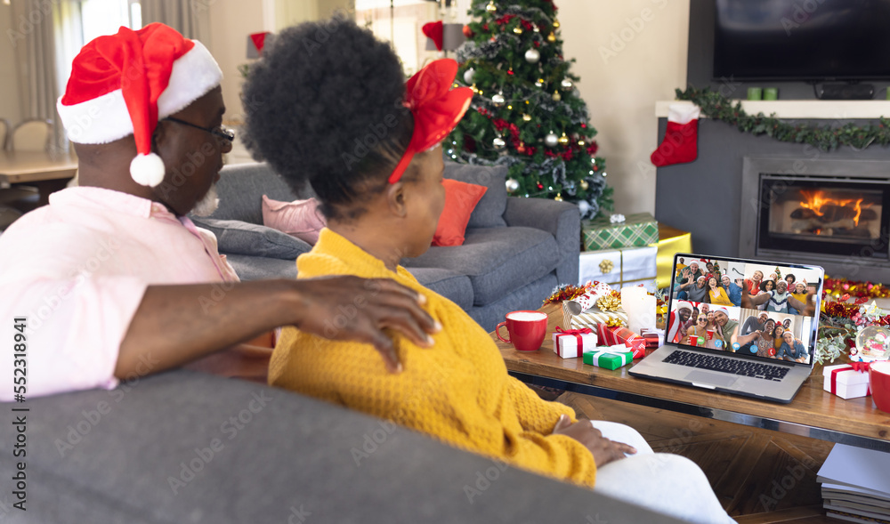 一对非洲裔美国老年夫妇与不同人群进行圣诞视频通话