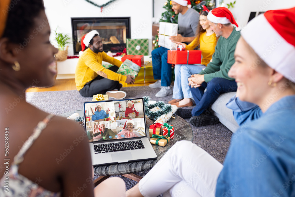 一群不同的朋友与不同的人进行圣诞视频通话