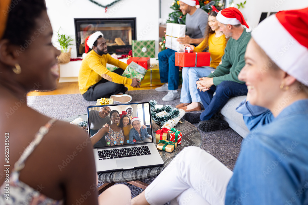 一群不同的朋友与不同的人进行圣诞视频通话