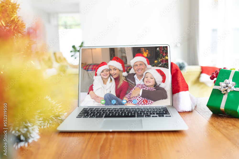 快乐的高加索家庭在餐桌上进行圣诞笔记本电脑视频通话