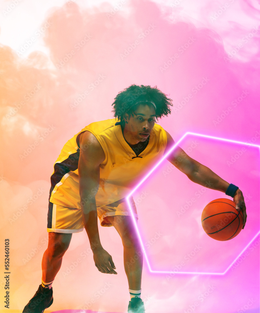 粉色烟熏背景下发光六边形的混血篮球运动员运球组合