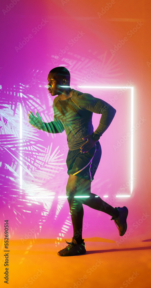 非裔美国橄榄球运动员在照明广场和植物旁奔跑的侧视图，复制空间