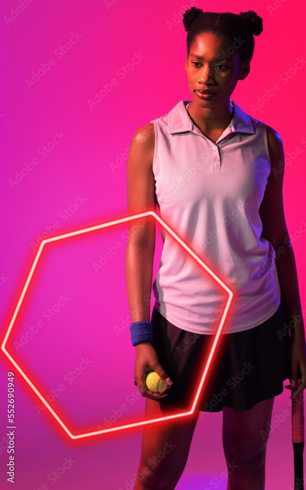 非洲裔美国女网球运动员用发光六边形持球和球拍