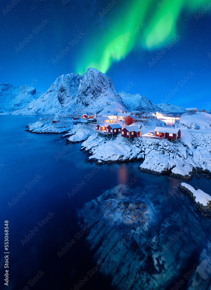 北极光。北极光。挪威罗弗敦群岛哈姆诺伊村的房子视图。