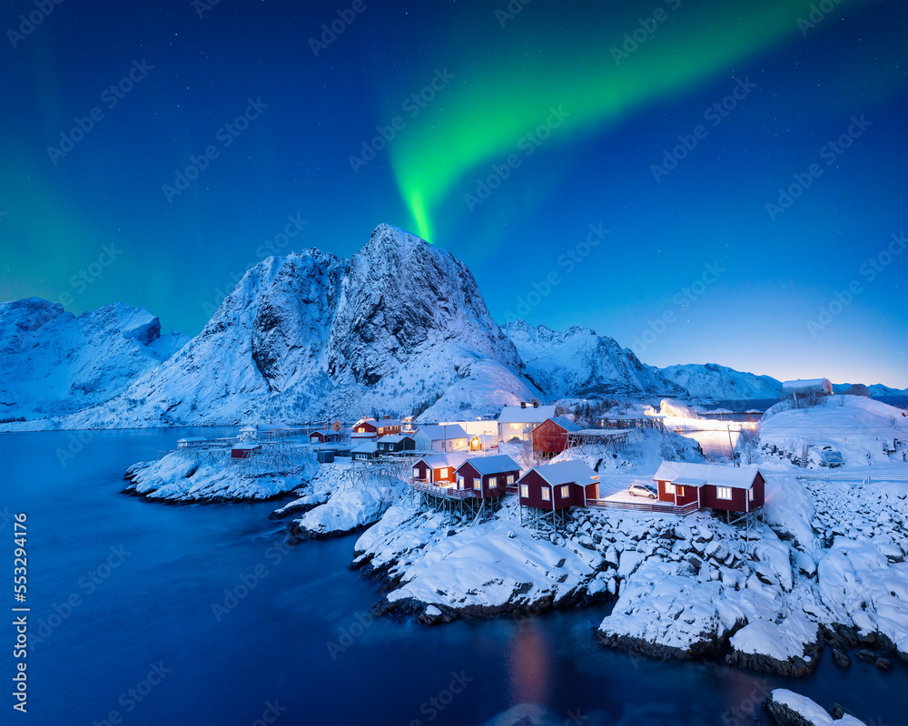 北极光。北极光。挪威罗弗敦群岛哈姆诺伊村的房子视图。