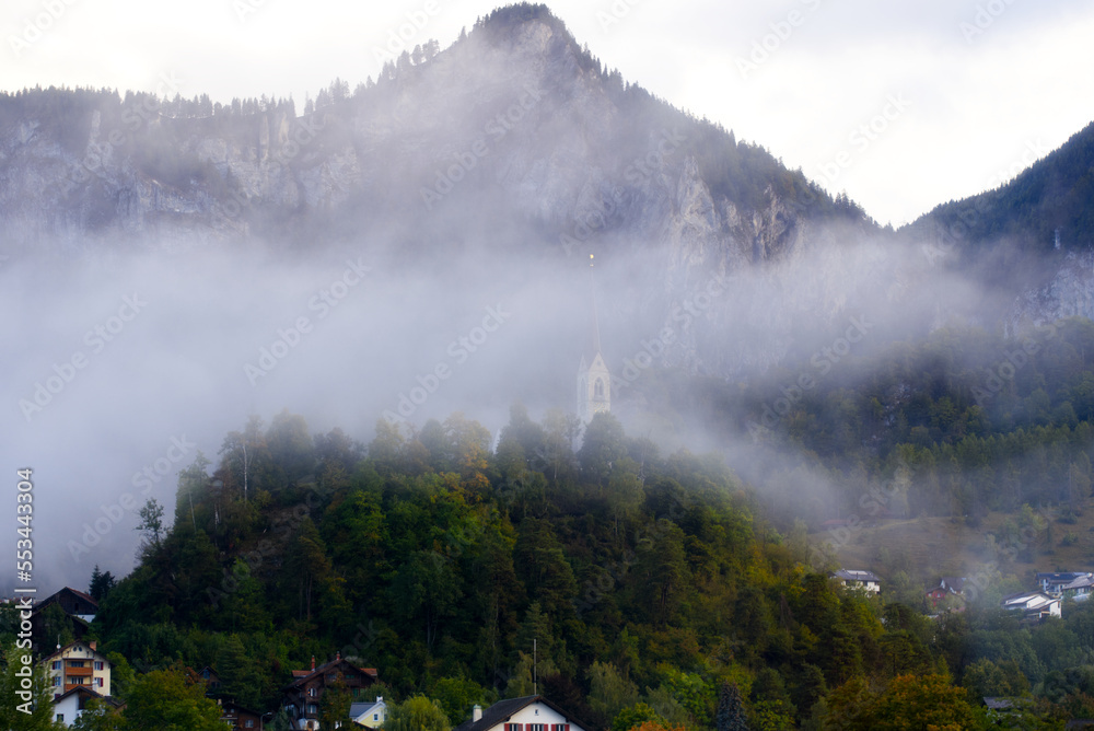 蓝色峡谷上前莱茵河谷山丘上的风景名胜，包括山脉全景和教堂