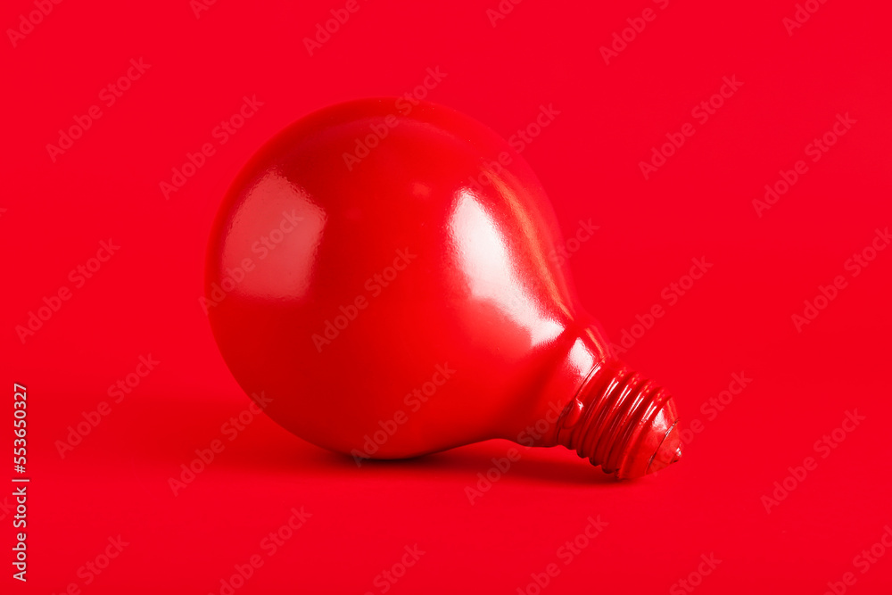 彩色背景上的红色灯泡
