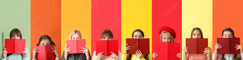 不同的人在彩色背景上阅读红色书籍的拼贴画