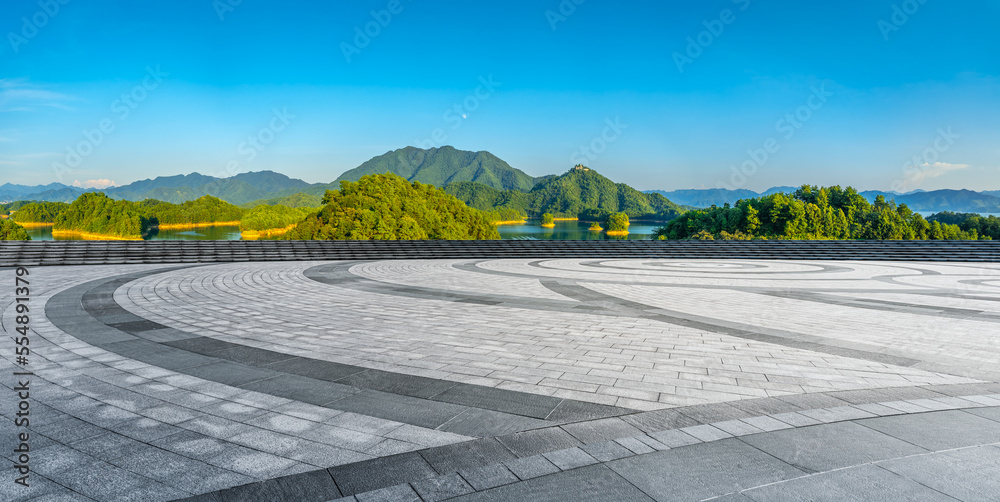 空旷的广场层和青山带湖的自然景观