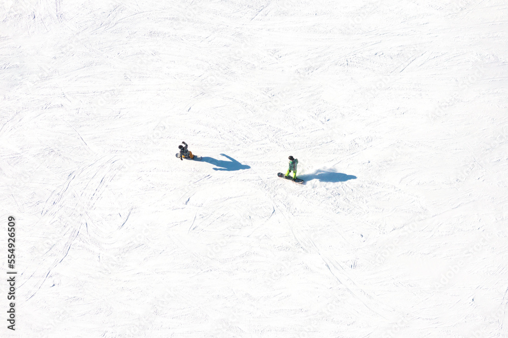 滑雪场。单板滑雪队的鸟瞰图。冬季运动。山上的雪坡。