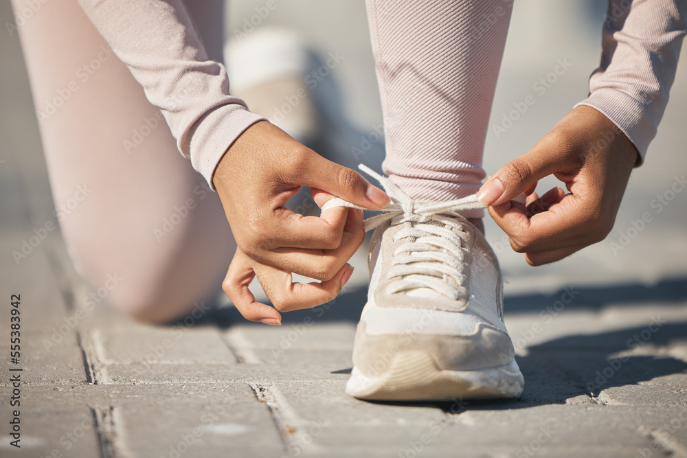 一位女士在街上为城市里的比赛、马拉松或有氧运动准备、健身和系鞋带