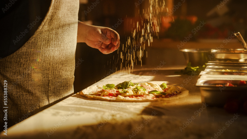 餐厅专业厨师准备披萨，揉面团，旋转和搅拌，传统