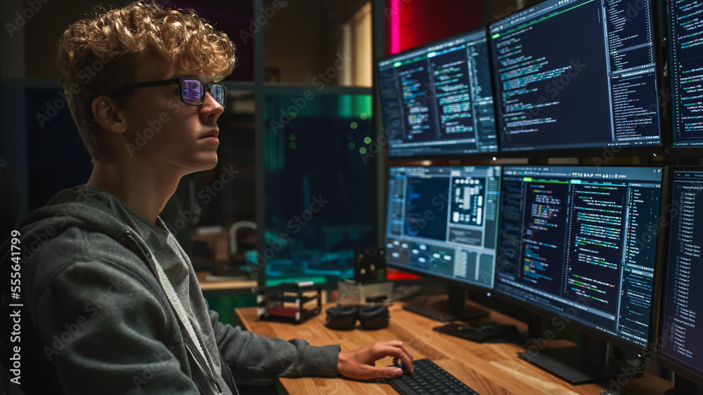 男性网络安全实习生在台式电脑上编写代码，在办公桌上设置专业六个监视器