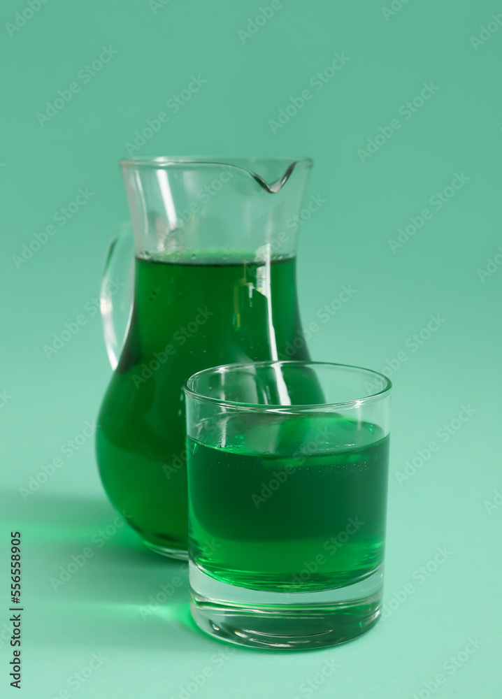 绿色背景抹茶壶和一杯抹茶