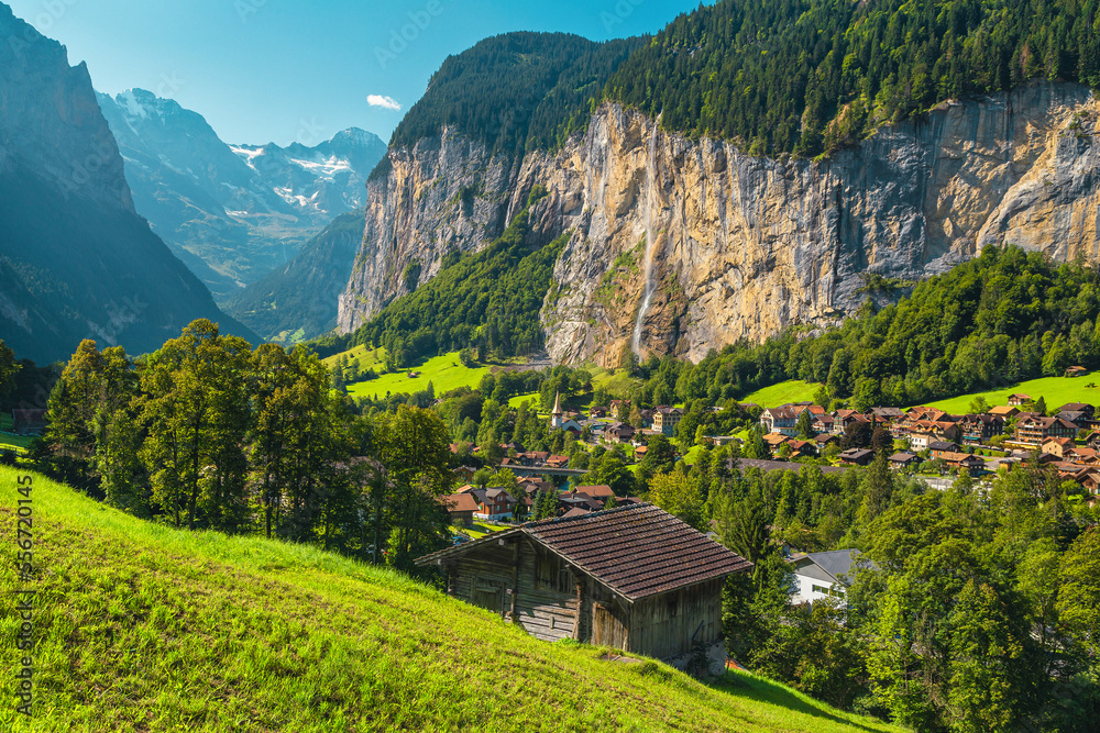 瑞士著名的Lauterbrunnen山谷，有美丽的瀑布和自然景点