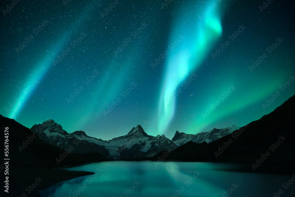北极光。冬季山脉中的北极光。天空中有极光和星星。星星反射