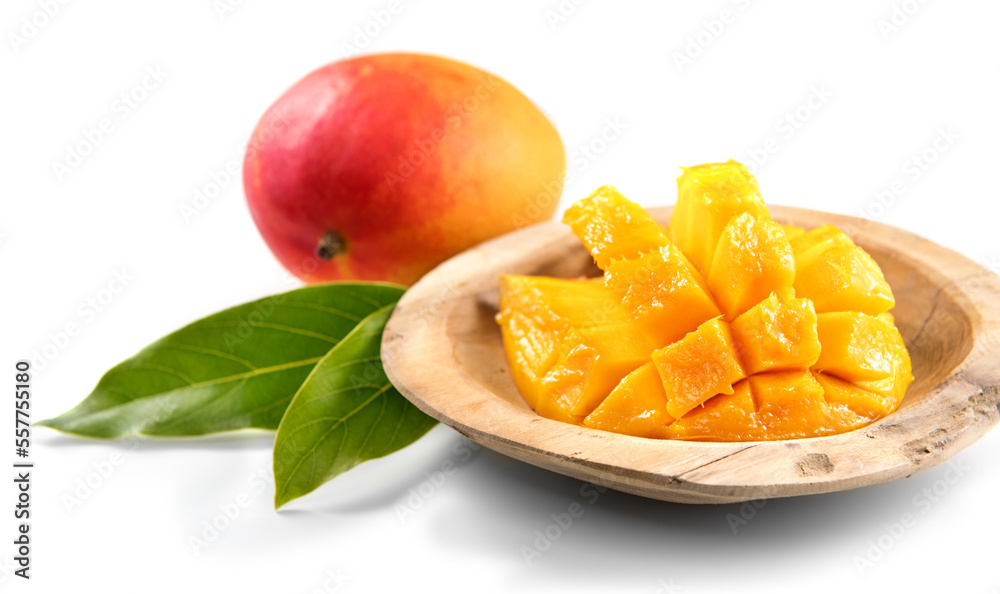 芒果果实。成熟的芒果果实孤立在白色背景上。新鲜多汁的热带芒果特写