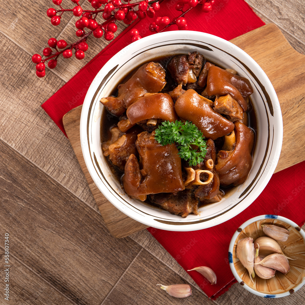 中国农历新年大餐中的台湾传统食物碗里的猪关节。