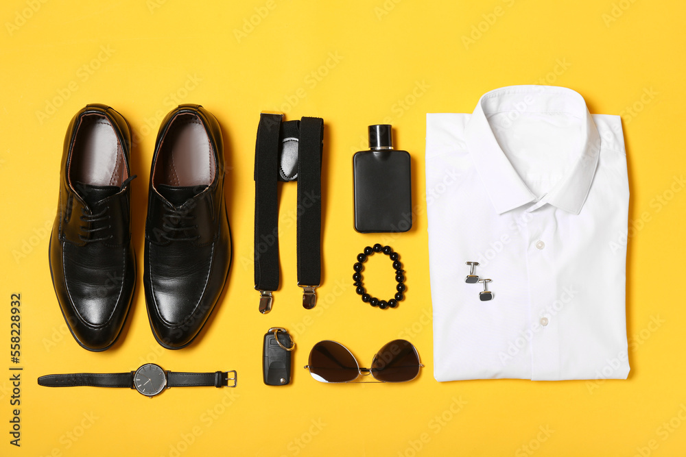 黄色背景时尚男士服装、配饰和车钥匙
