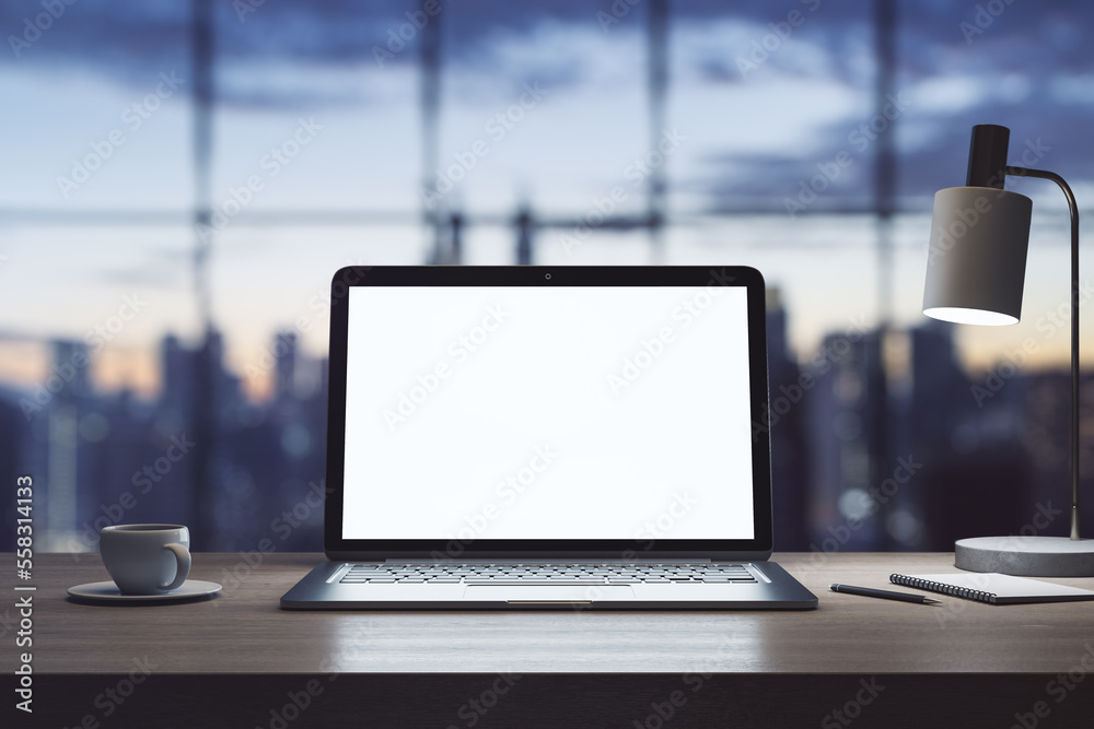 空白白色笔记本电脑显示器屏幕上的前视图，棕色木质表面上有空间放置徽标或文本