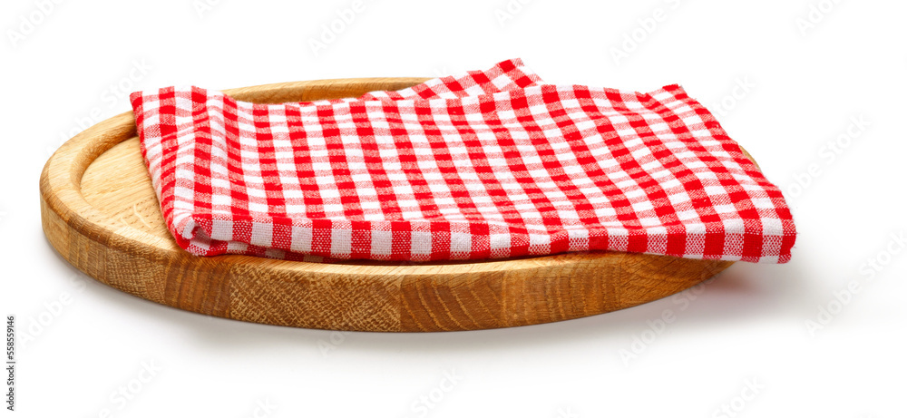 白色背景上的红色格子餐巾和披萨板。木制圆形板上的红色餐巾被隔离。