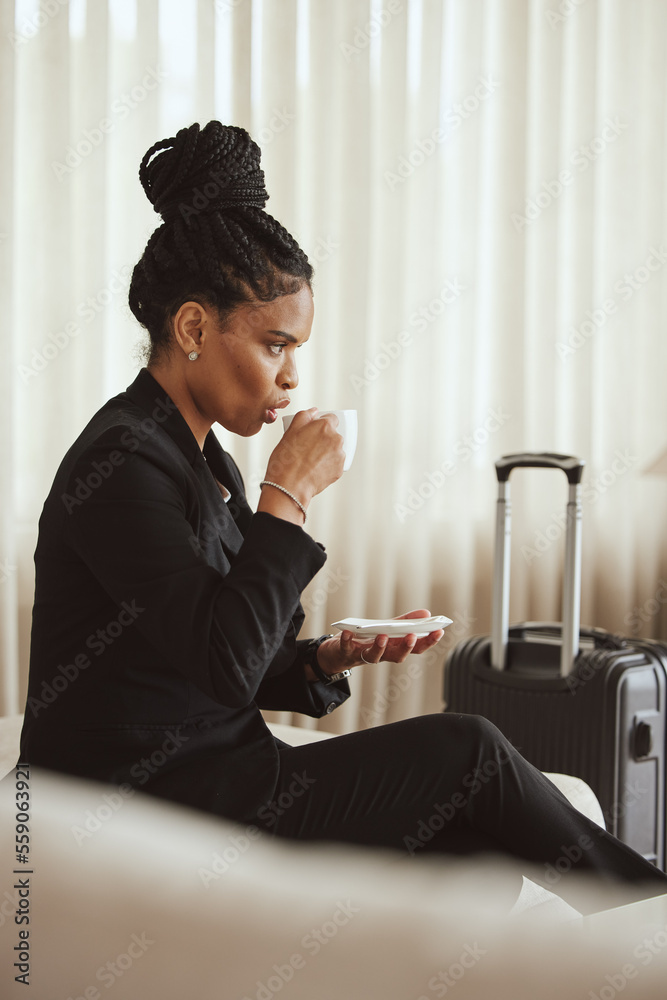 与一名在机场候机室喝饮料的商务黑人女性一起喝咖啡、旅行和行李l