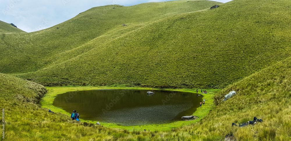 清澈的泻湖，周围环绕着美丽的稻草，群山和天然的绿色山丘。