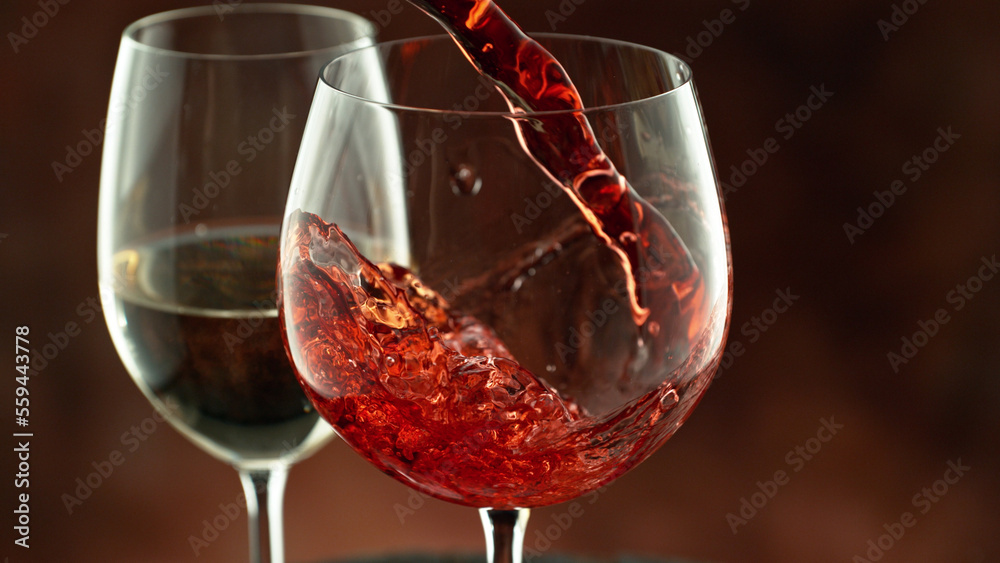 将红酒倒入玻璃杯，微距拍摄。
