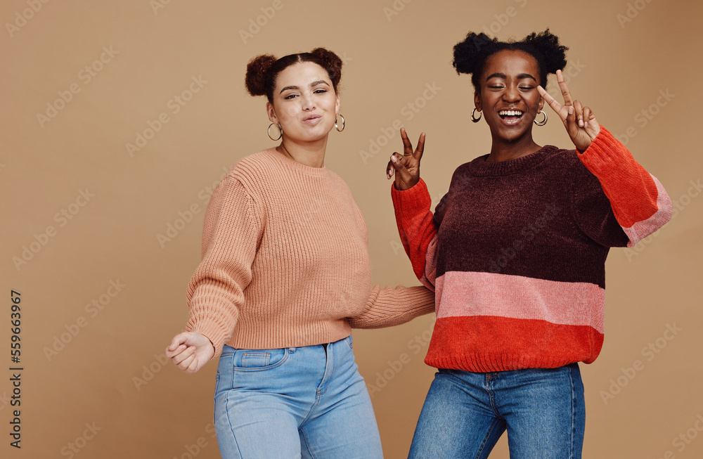 和平标志，时尚和女性朋友在工作室里用手势，微笑和幸福在棕色的背上