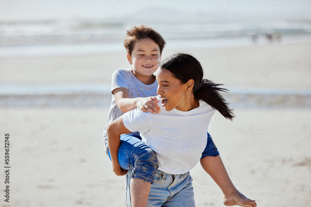 母亲、海滩小猪和带着微笑的亚洲孩子、家庭纽带和阳光下的户外度假。