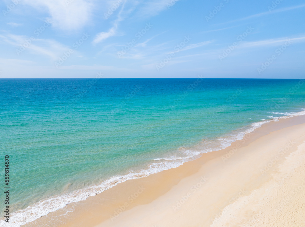 美丽的沙滩和大海，清澈的蓝天背景，令人惊叹的海滩蓝天沙滩阳光日