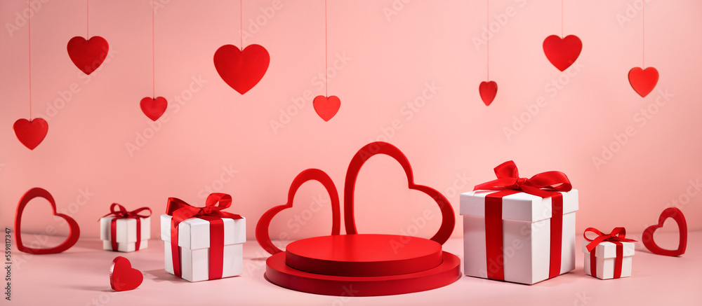 圆柱体底座讲台、礼盒和红心。产品展示的情人节场景