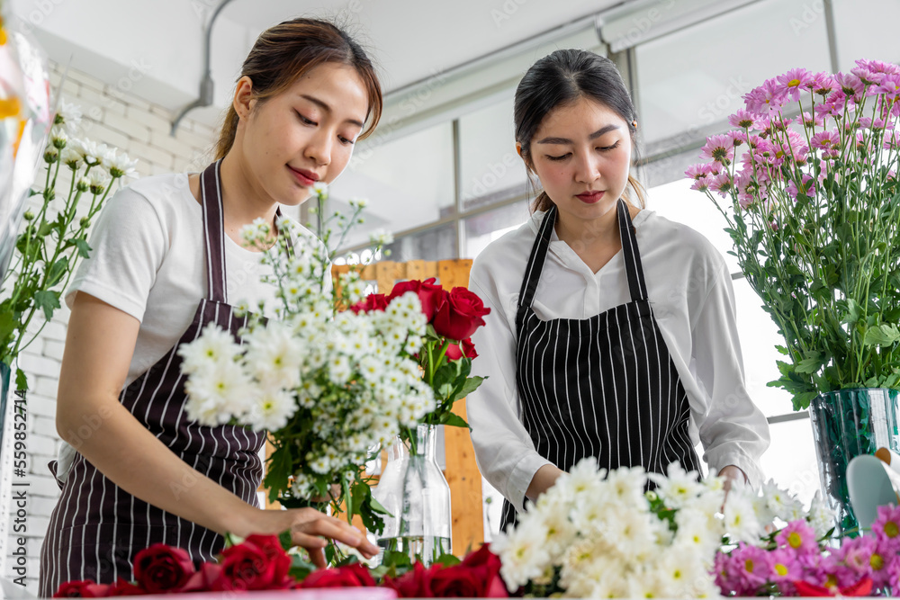 一群亚裔女性花店正在为前来订购各种鲜花的顾客插花