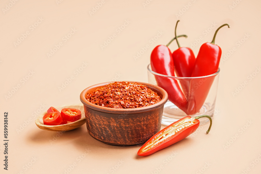 一碗墨西哥辣条辣椒片和彩色背景的新鲜墨西哥胡椒