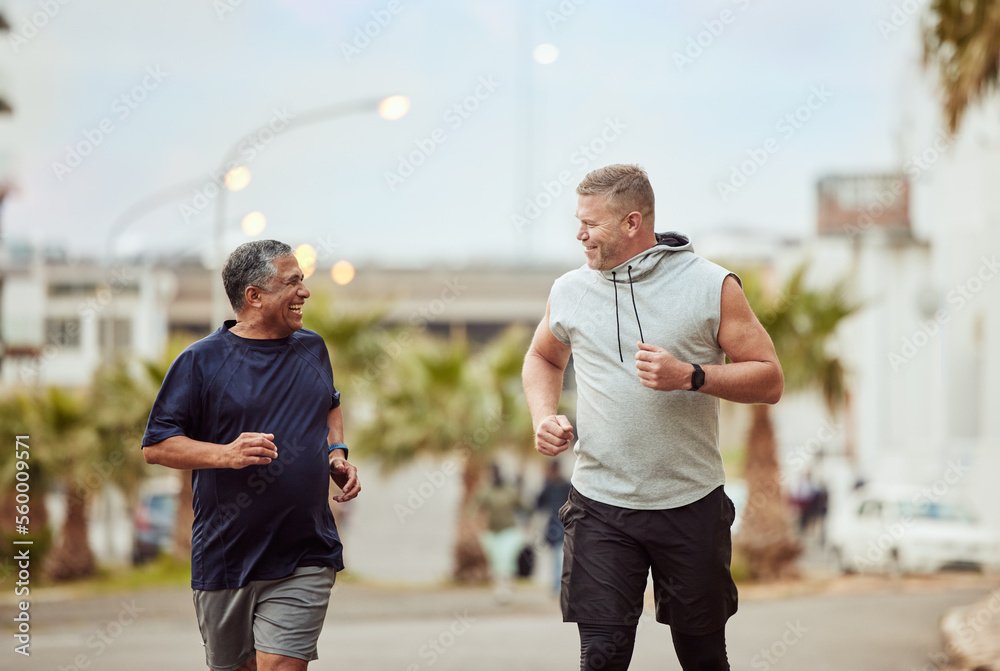 城市里的跑步、朋友和老年人，为了健身、健康的生活方式和户外健康。快乐m