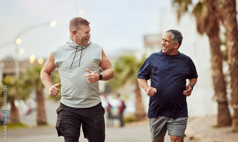 城市街道上的跑步、男子和健身团队合作、健康的生活方式或户外健康。老年快乐
