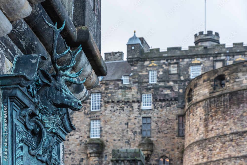 hirschskulptur in bronze vor dem Castle of Edinburgh