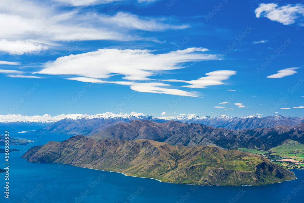 新西兰瓦纳卡湖和阿斯皮林山